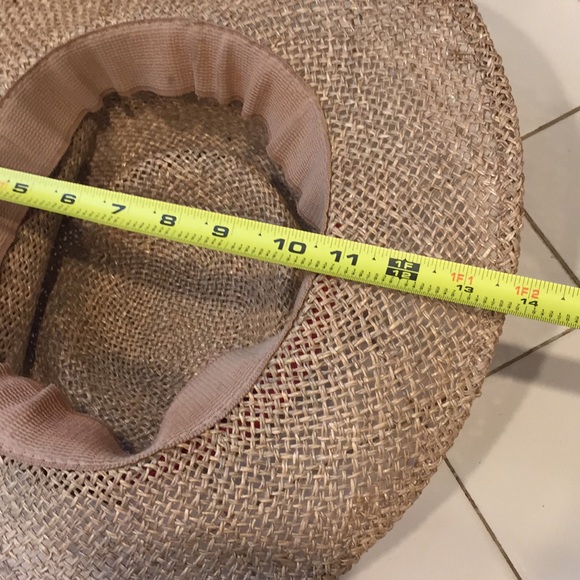 The straw summer hat with red ribbon decor in good condition - Picture 6 of 12